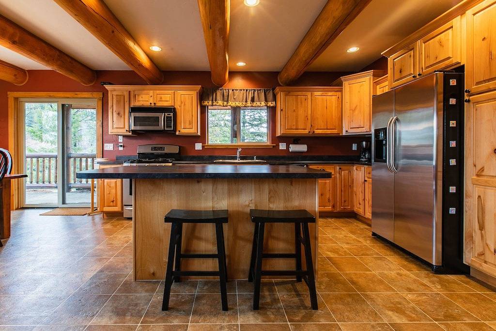 Neue Auflistung! Wunderschöne Seeufer Kabine mit Kamin und Deck-5 Meilen zum Glacier in West Glacier, Glacier-Nationalpark