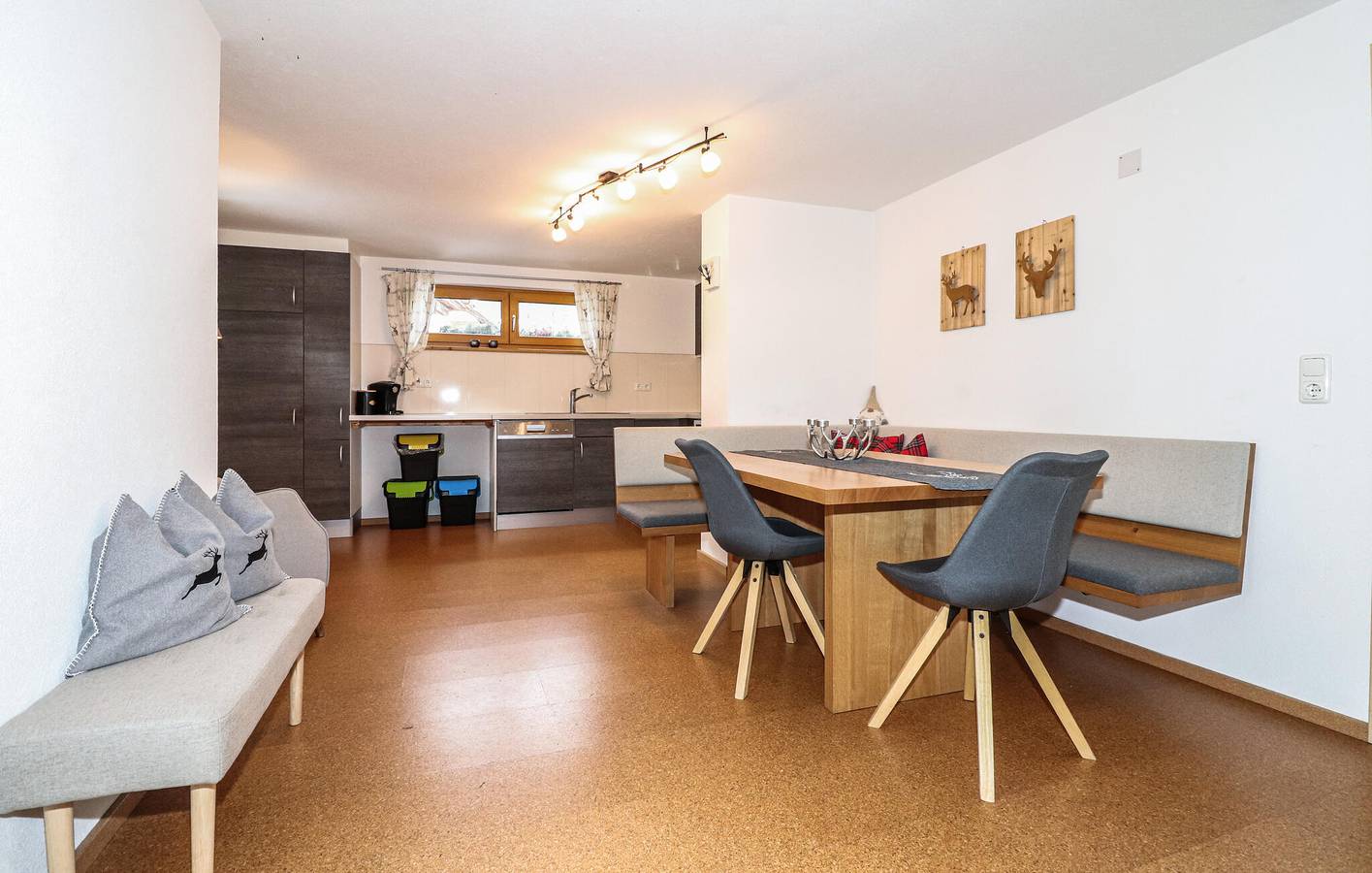Ganze Ferienwohnung, Alpine Terrace Apartment mit WLAN, Geschirrspüler, Terrasse, Küche – in der Nähe von Fluss und Skistationen in Sonnenkopf, Klösterle am Arlberg
