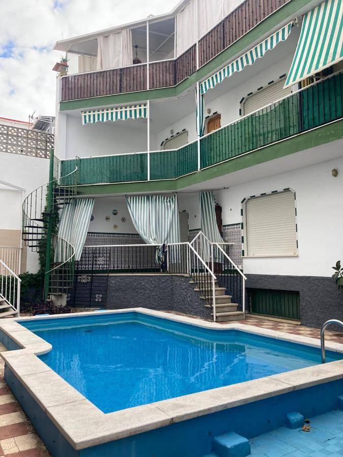 Apartamento de vacaciones para 6 personas, con vistas además de terraza y piscina - 1