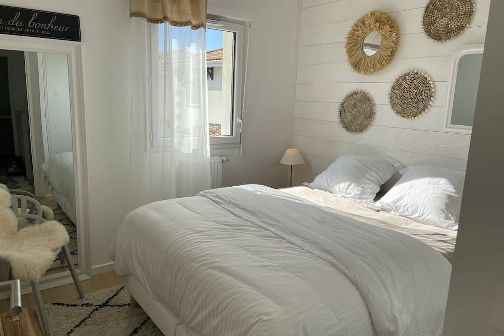 Very pretty new villa with swimming pool and boulodrome typical of the Basin for 9 people in Gujan-Mestras, Arcachon region