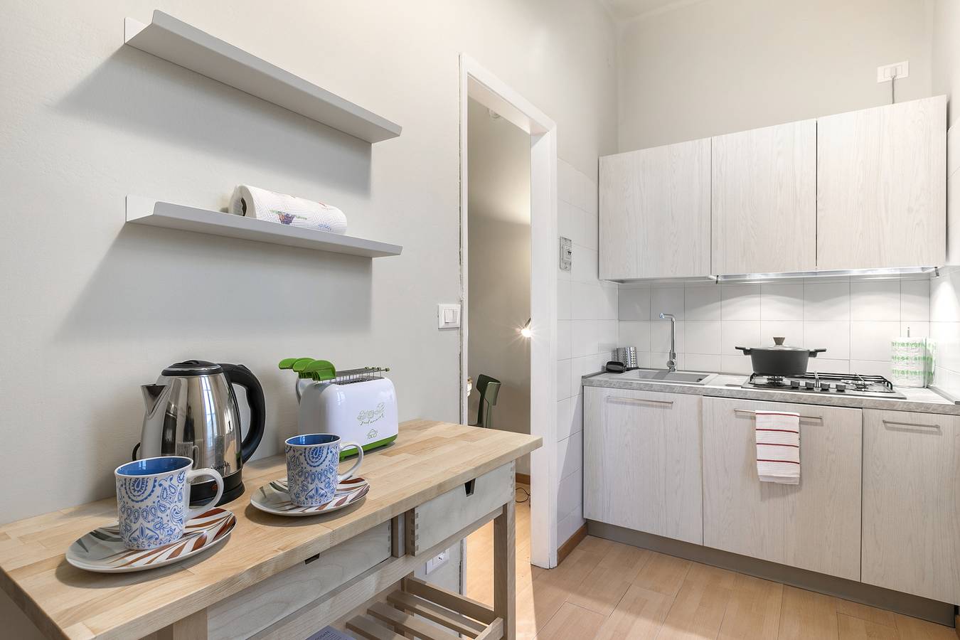 Entire apartment, Casa Enza in Desenzano del Garda, Garda Mountains