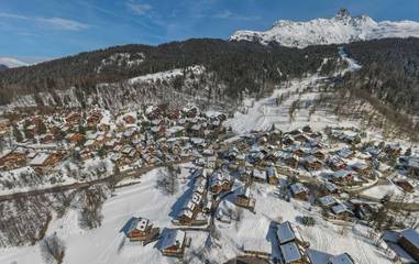 Gîte pour 4 personnes, avec sauna et terrasse ainsi que jardin et vue à Courchevel