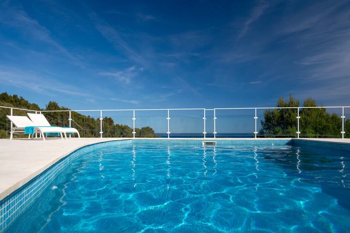 Gîte pour 8 personnes, avec vue sur l’océan ainsi que balcon et piscine, adapté aux familles à Es Migjorn Gran - 4