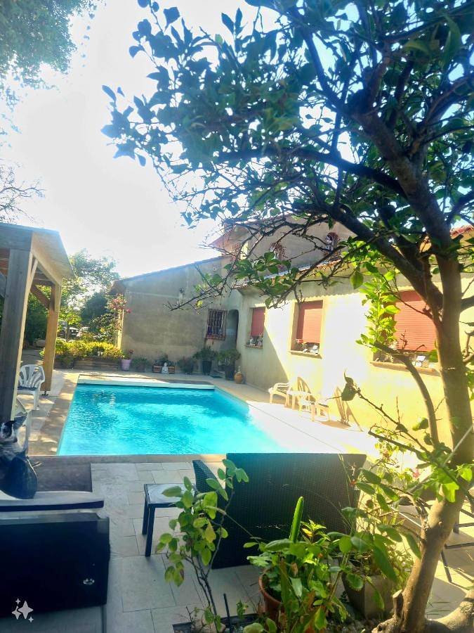 Appartement de vacances pour 5 personnes, avec vue ainsi que terrasse et piscine