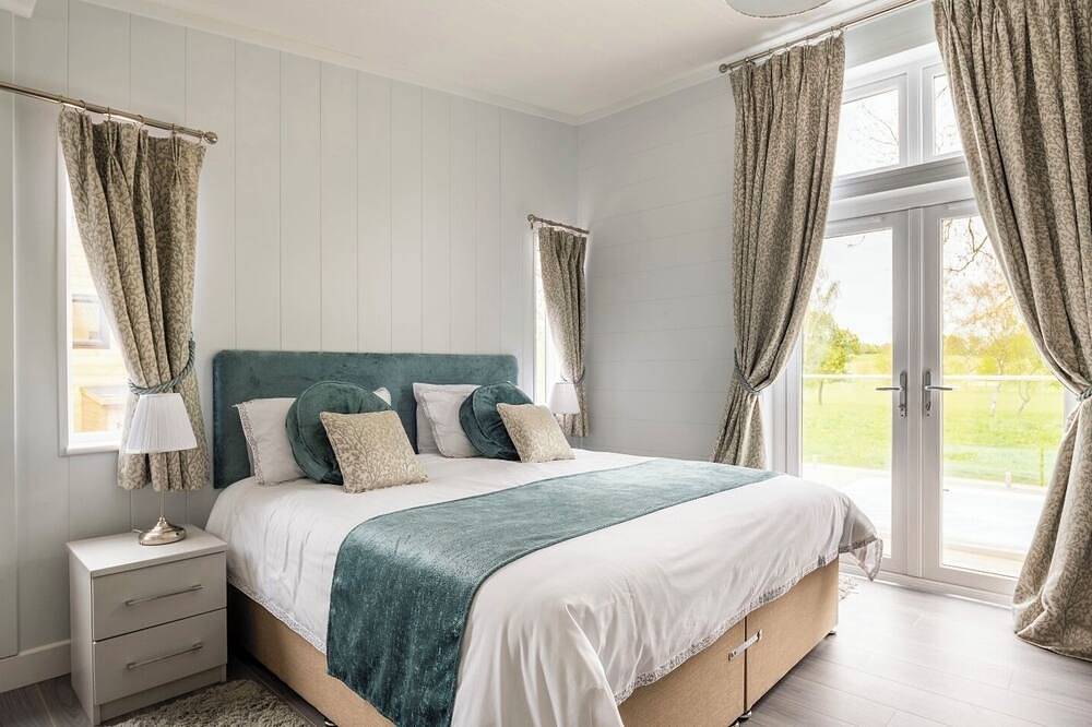 Luxurious 3 bed Lodge with private hot tub close to city of Cambridge in Cambourne, Cambridgeshire