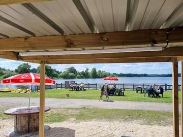 Tente pour 2 personnes, avec vue sur le lac en Bretagne