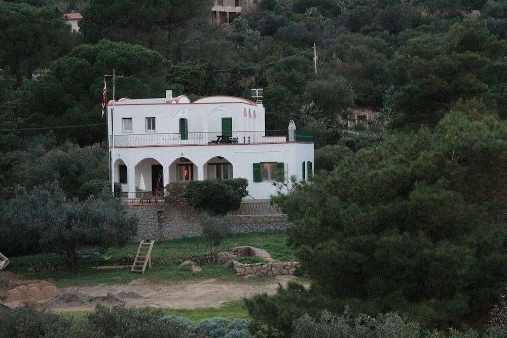Stunning seaside villa with tennis court and an immense Mediterranean garden. in Isola del Giglio