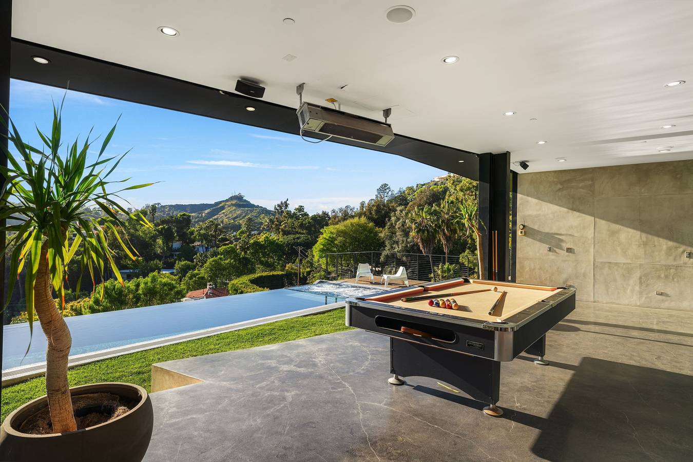 Glass Mansion in Los Angeles in Los Angeles, Los Angeles County
