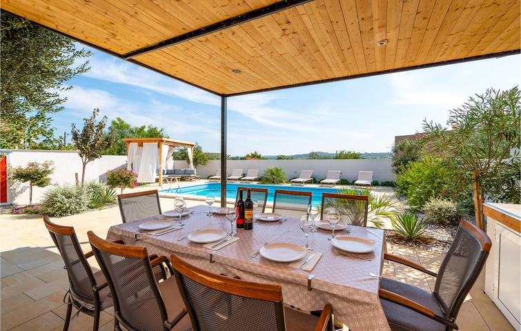 Gemütliche 2-Zimmer-Wohnung mit Pool, WLAN und 1,5 km Entfernung zum Strand in Novigradsko More, Zadar