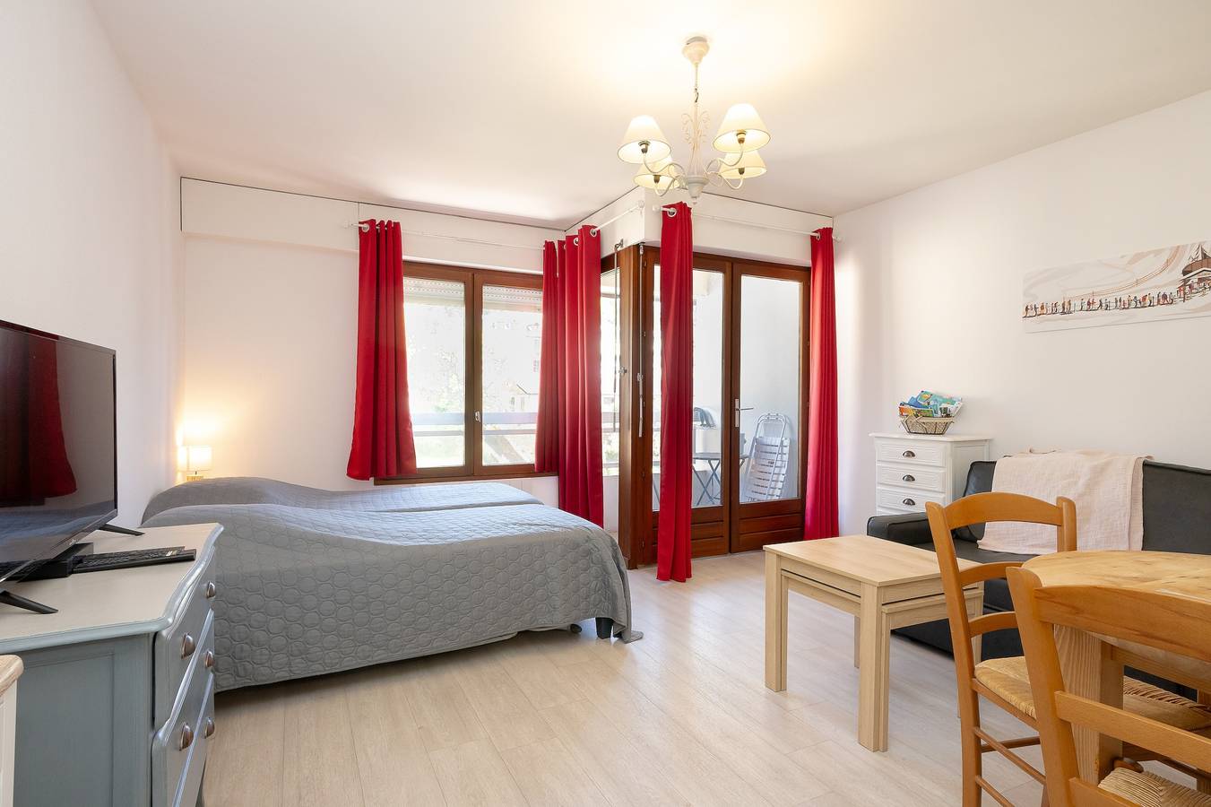 Appartement entier, Appartement 'Studio Meublé' avec vue sur les montagnes, balcon et Wi-Fi in Aix-les-Bains, Région de Chambéry