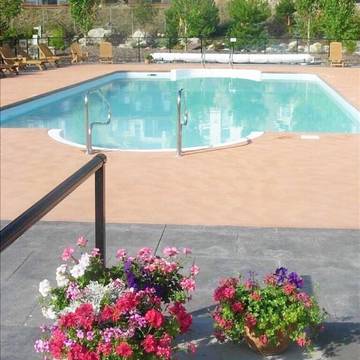 Cabin Rentals And Lodges for 8 Guests in Canadian Rocky Mountains, British Columbia, Picture 1