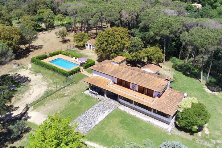 Casa rural para 14 personas, con jacuzzi además de jardín y piscina en San Felíu de Buxalleu