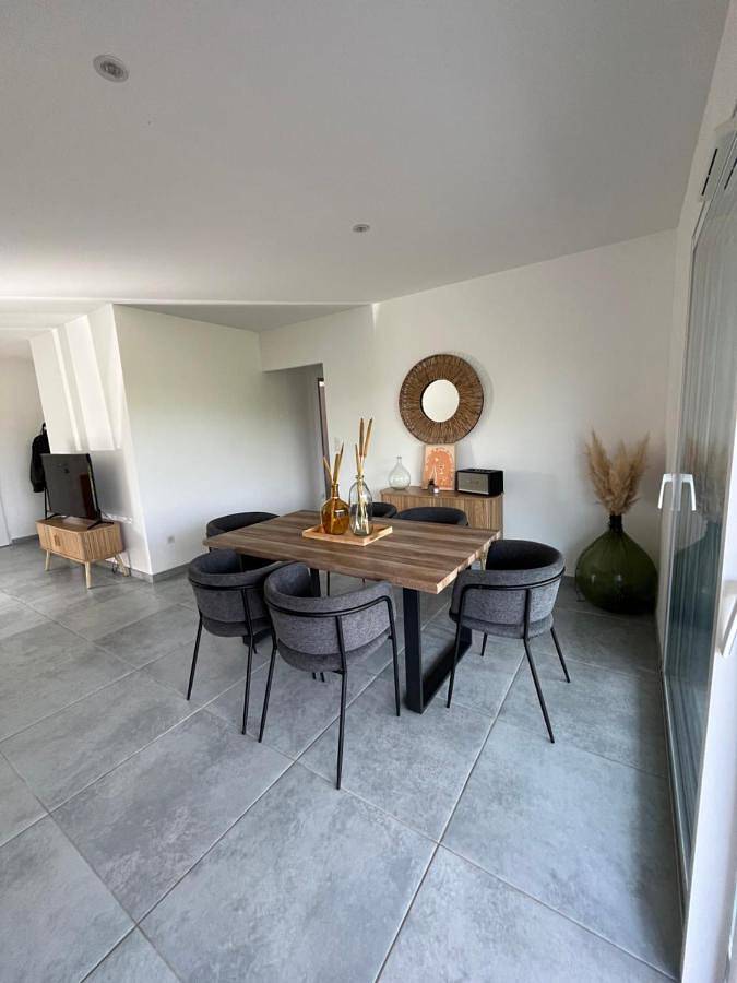 Location de vacances pour 6 personnes, avec piscine et vue ainsi que terrasse et jardin, animaux acceptés à Montréal (Rhône-Alpes) - 3