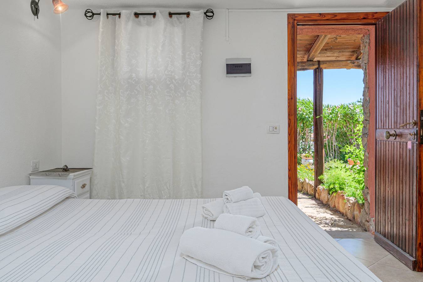 Zimmer 'M1 Bouganville Vista Mare' mit Meerblick, Gemeinschaftspool und privater Terrasse in Villaggio Marineledda, Costa Smeralda