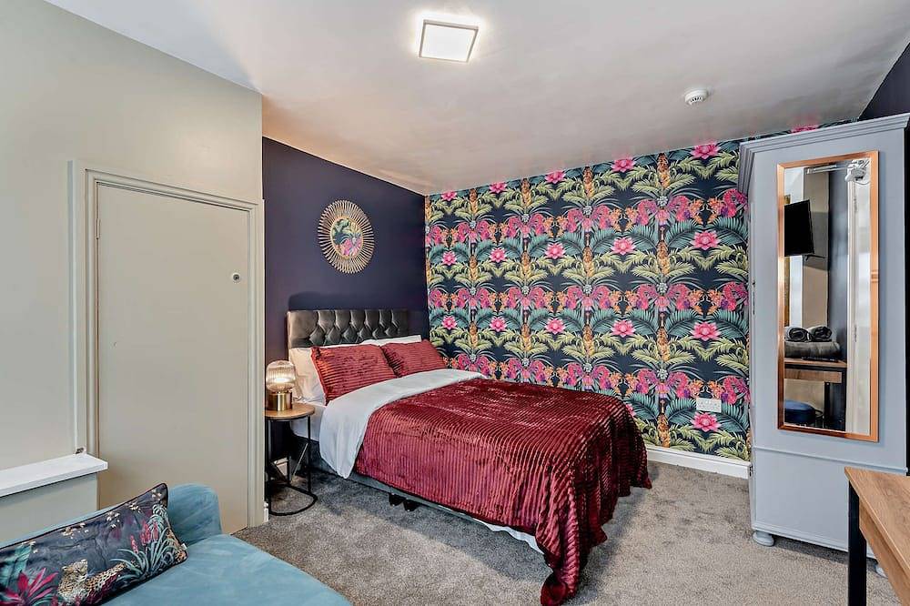 The Gathering House – Large 6 Bedroom Victorian House, Walk to Buxton Centre in Buxton, Derbyshire