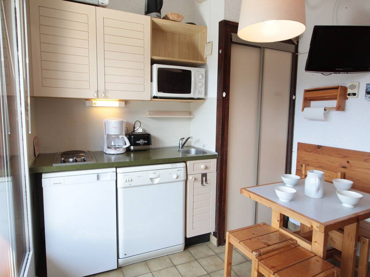 Gehele studio, Cozy Studio for 4, Ski-In/Ski-Out, Balcony with Village Views in Les Carroz, Arâches-la-Frasse