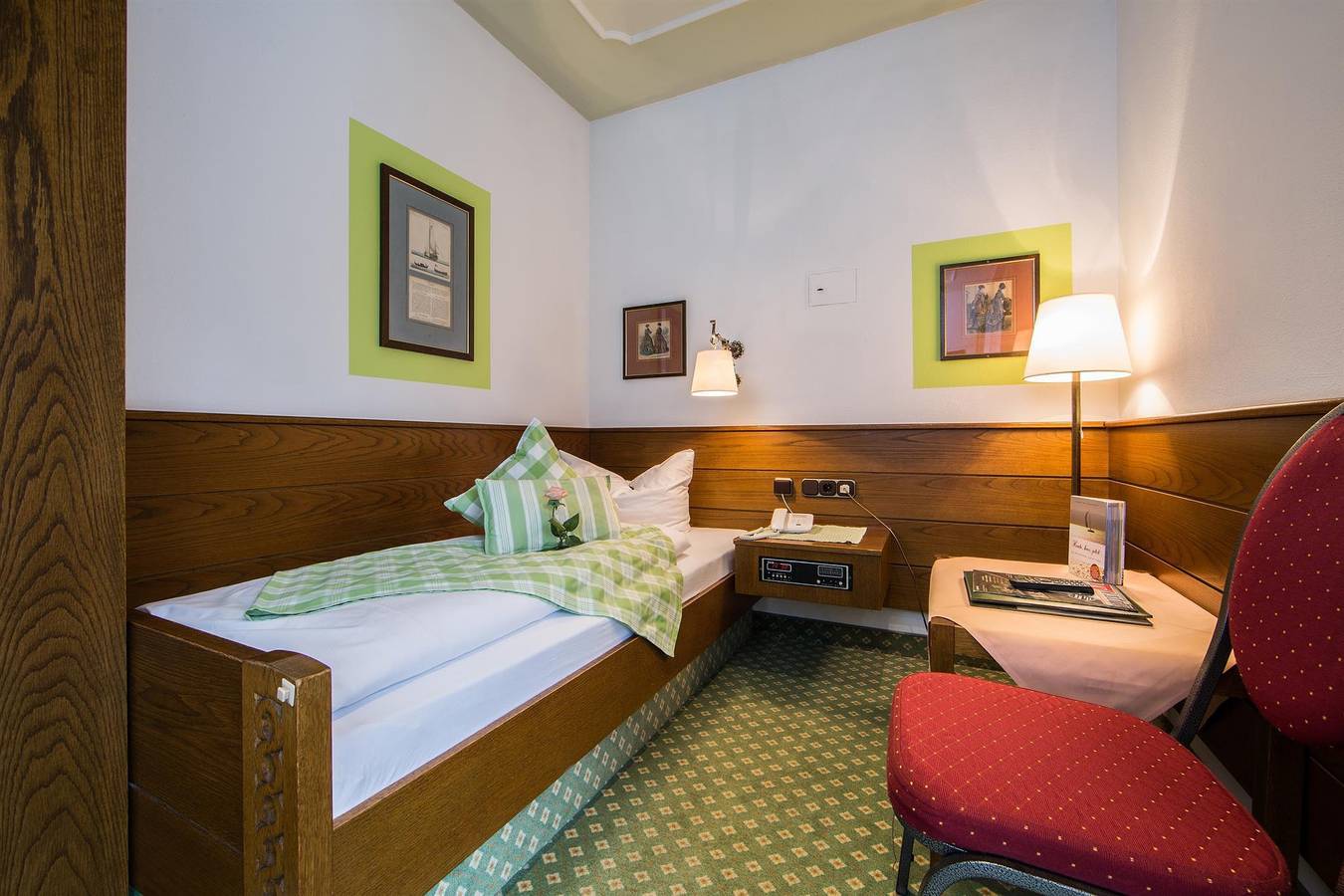 Entire holiday apartment, Einzelzimmer mit Dusche, Wc inkl. Frühstück in Mittenwald, Bavarian Alps