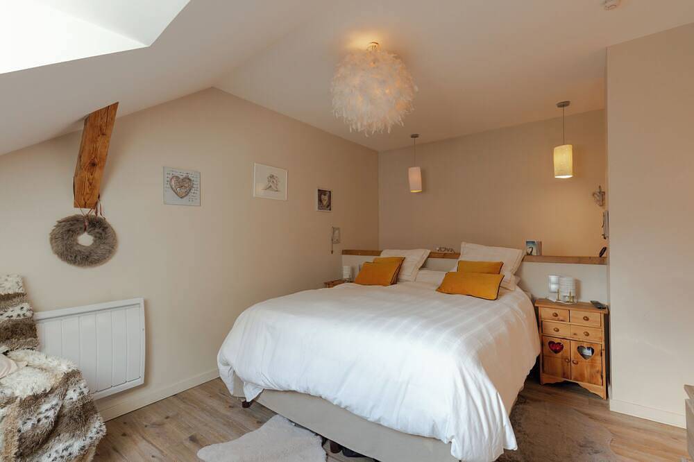 Holiday Home \"Maison Village Proche Lac d'Annecy\" with Private Terrace & Wi-Fi in Faverges, Parc naturel régional du Massif des Bauges