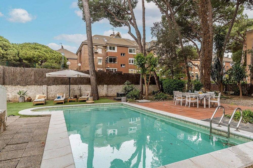 Appartement entier, Villa catalane, piscine privée & jardin près de la plage in Platja de Castelldefels (Gavà), Gavà
