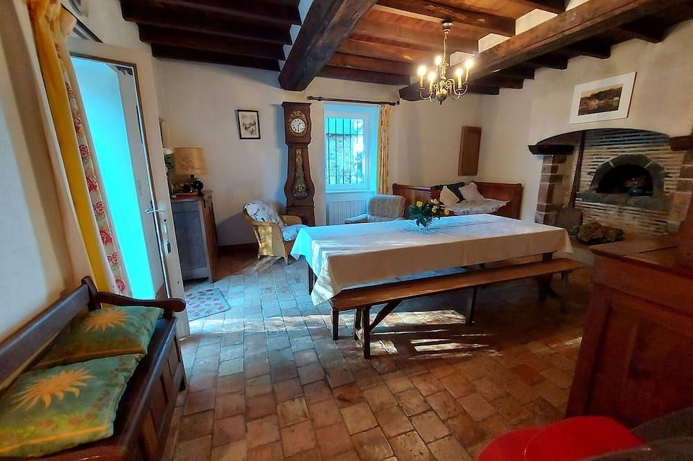 Grande Maison de Campagne avec Cheminée, Parc et Activités Familiales in Ruillé-Froid-Fonds, Mayenne