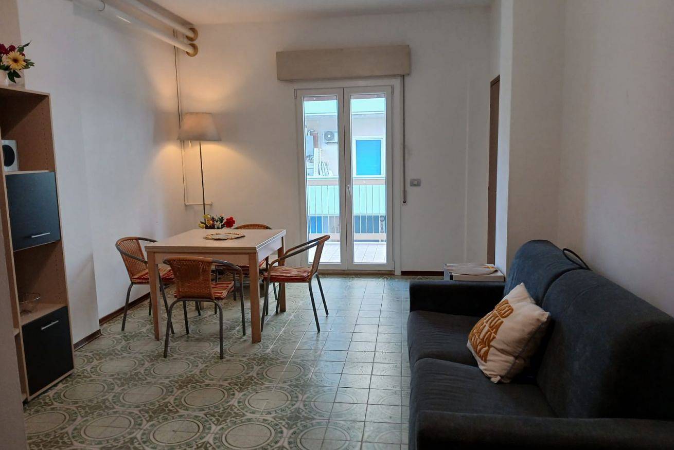 Entire apartment, Cn010 - Cesenatico, large three-room apartment facing the sea with beach included in Cesenatico, Forlì-Cesena Province