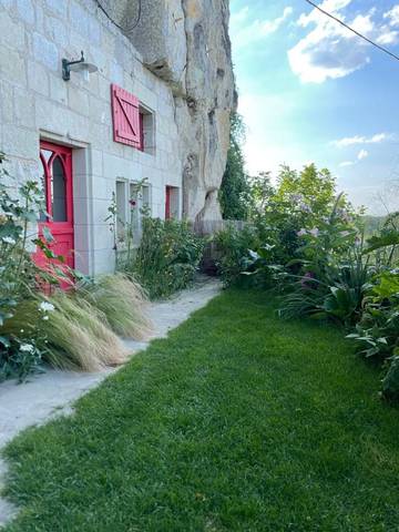 Gîte pour 4 personnes, avec vue ainsi que terrasse et jardin à Montsoreau
