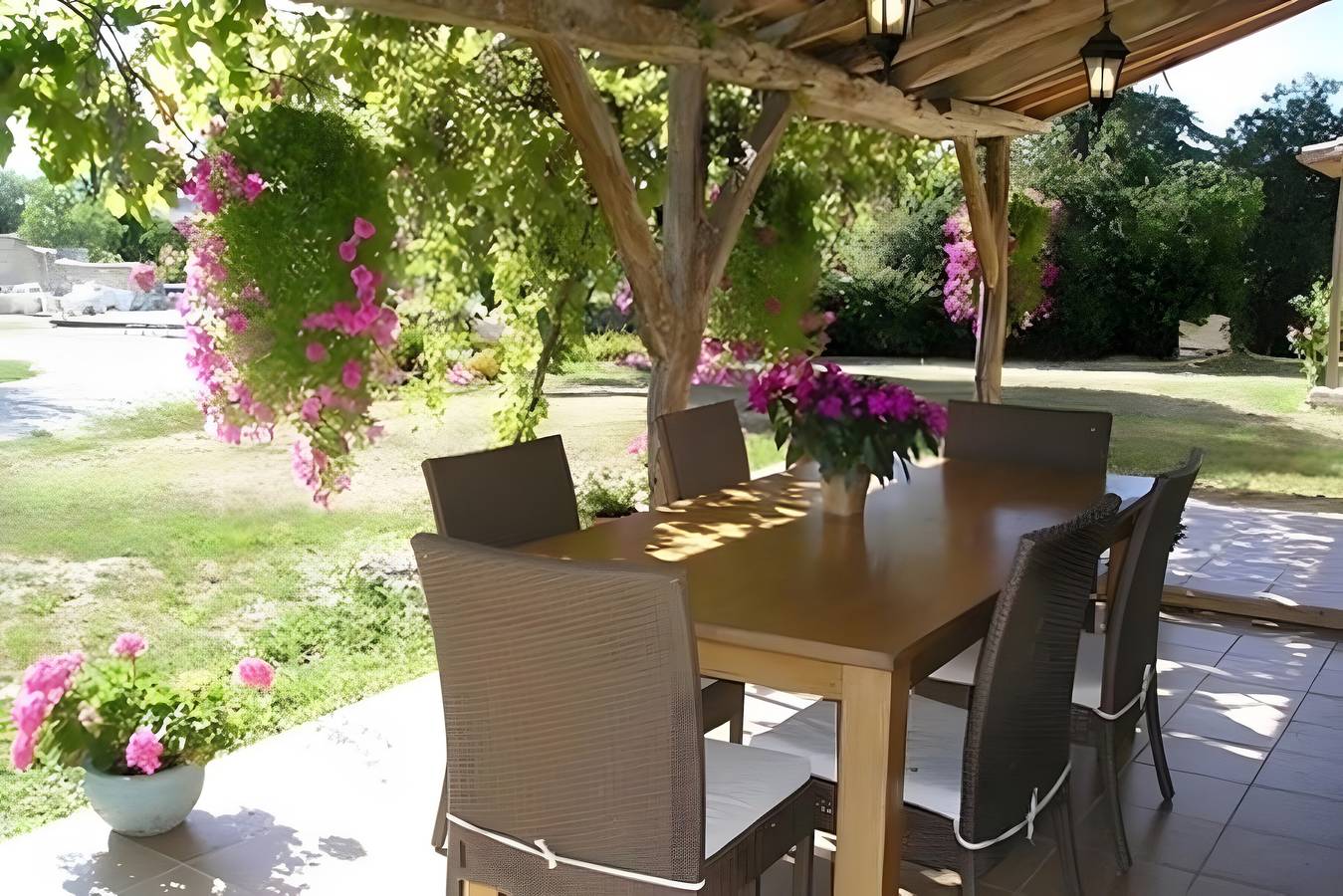 Casa Vacacional 'Domaine Agenas' con Vista al Lago, Piscina Privada y Wi-Fi in Monflanquin, Región de Villeneuve-sur-Lot