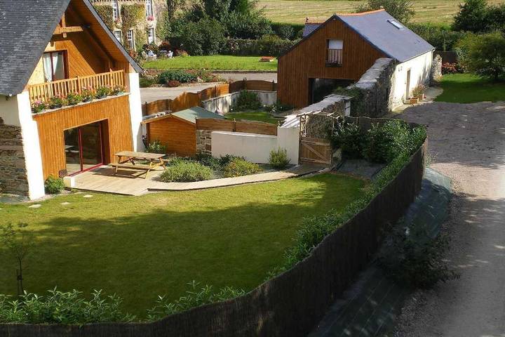 Gîte pour 5 personnes, avec Terrasse ainsi que Jardin et Piscine à Hénanbihen
