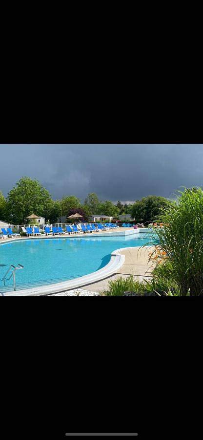 Camping pour 6 personnes, avec terrasse ainsi que piscine et jardin, animaux acceptés