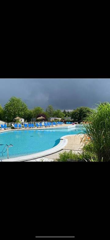 Camping pour 6 personnes, avec terrasse ainsi que jardin et piscine, animaux acceptés dans le Loir-et-Cher