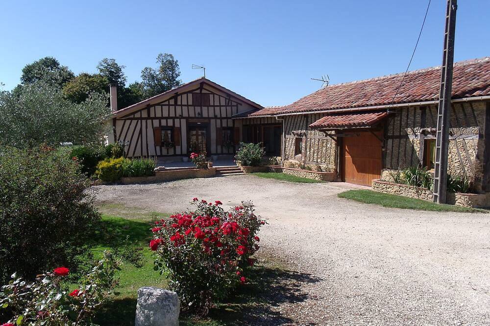 Gîte campagne, piscine , climatisation in Marguestau, Gers