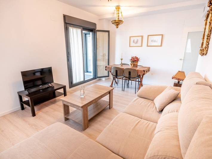 Ferienwohnung für 6 Personen, mit Balkon und Terrasse sowie Garten und Pool