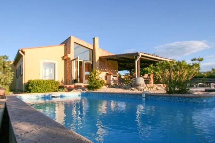Cottage pour 6 personnes, avec piscine ainsi que terrasse et vue à Belvézet