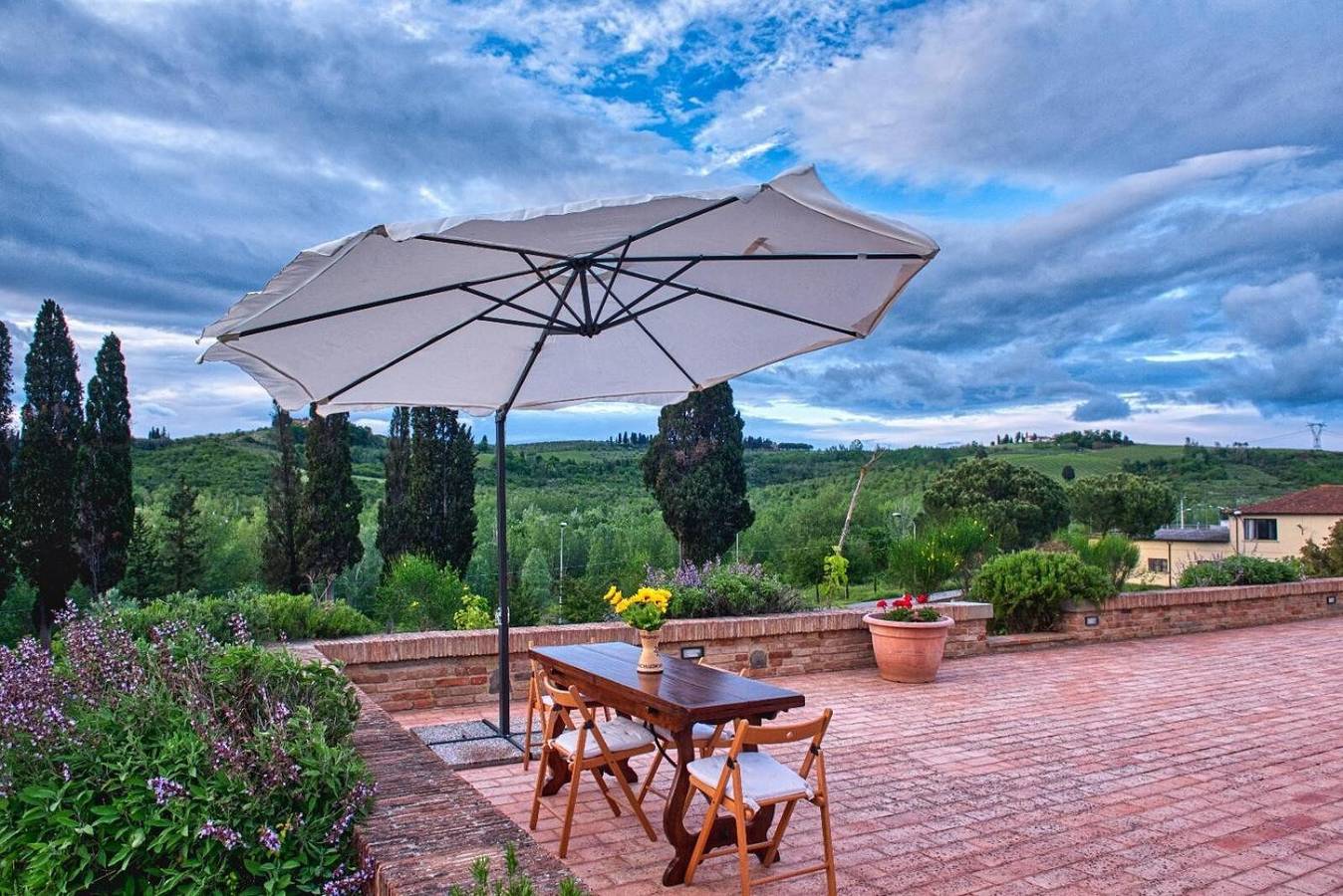 Entire apartment, Apartment 'Holiday Home In Tuscany' with Mountain View, Private Terrace and Wi-Fi in Castelfiorentino, Florence Province