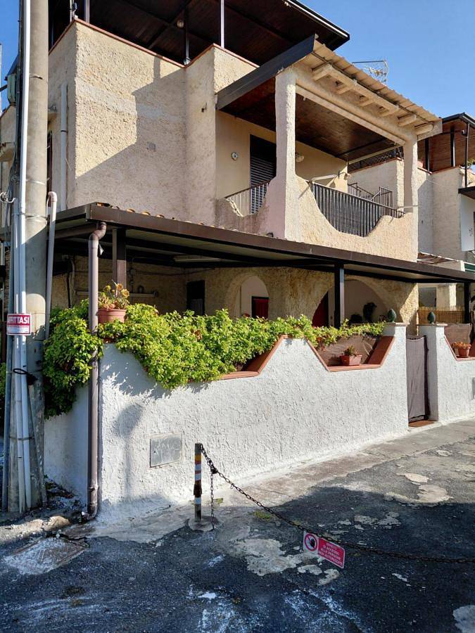Gîte pour 4 personnes, avec terrasse et vue, animaux acceptés à Agnone Bagni - 2