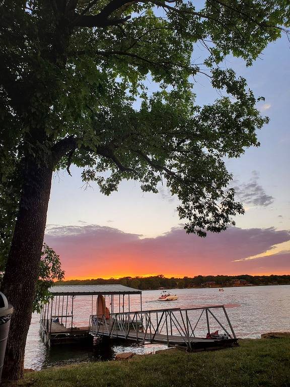 Serene Lake Home in Ozark Mountains