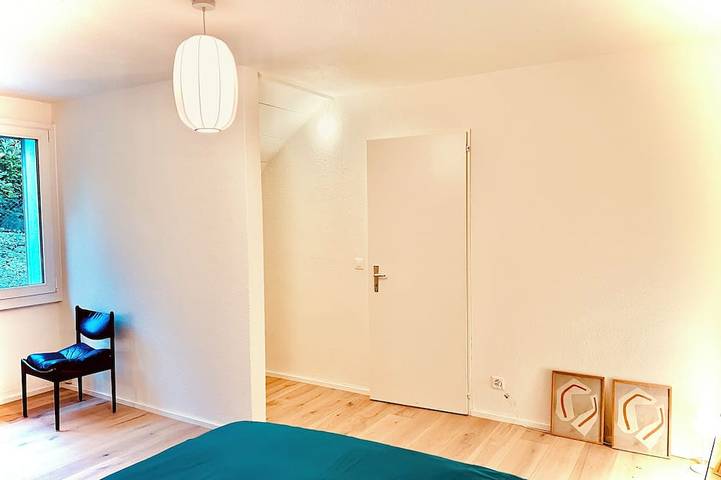4.5-Zimmer Atriumhaus mit Garten, 5 Betten, Parkplatz (15 Minuten von Zürich). in Stallikon, Canton de Zurich