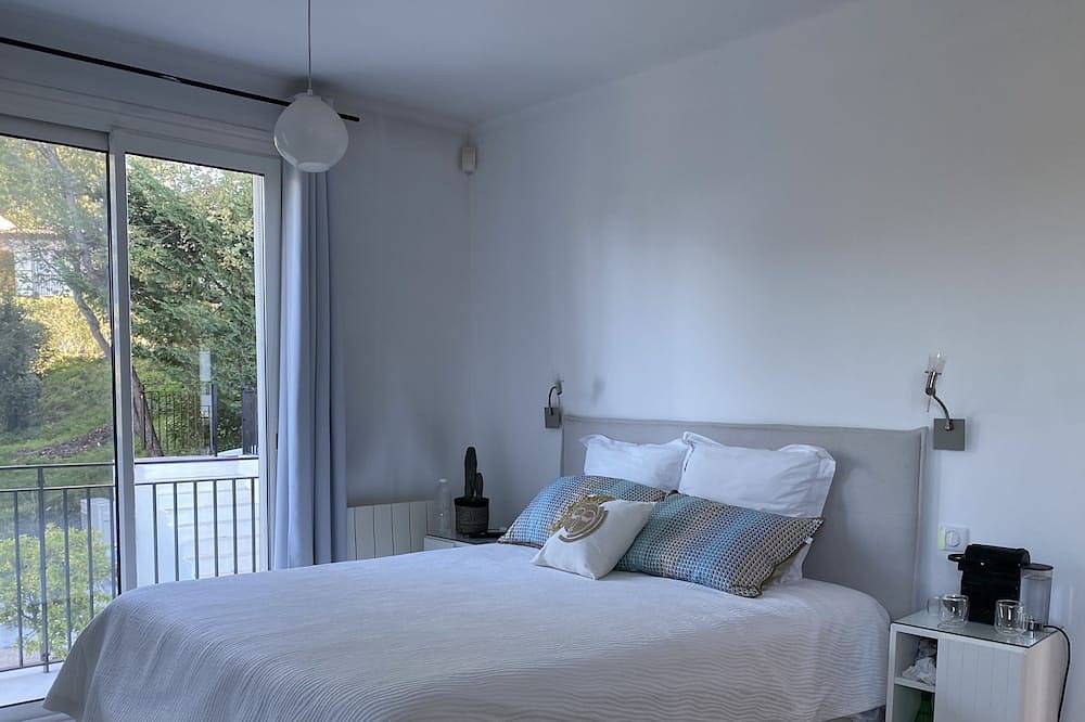 Superb contemporary house. 5 minutes from Golf , 15 m from Beaches   in Biot, Region de Cannes