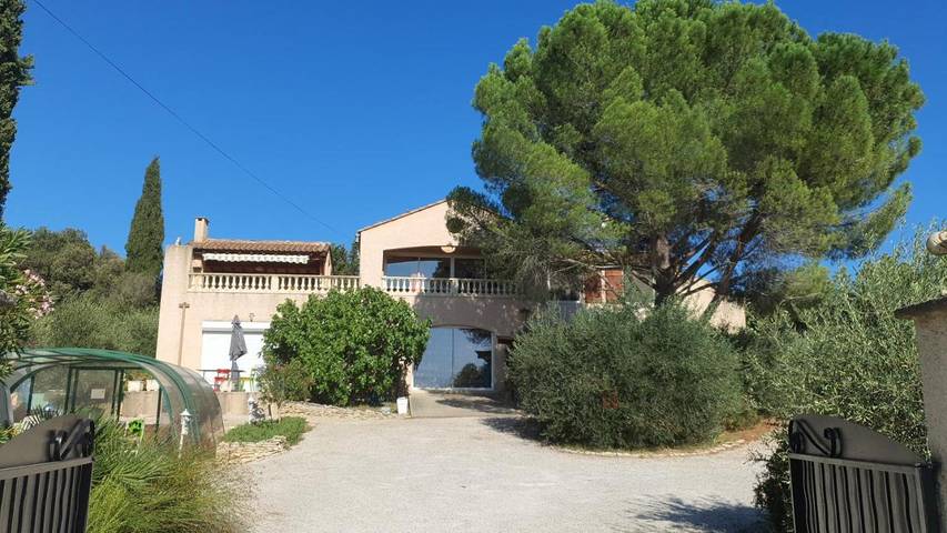 Chambre d’hôte pour 2 personnes, avec Balcon et Terrasse ainsi que Jardin et Piscine
