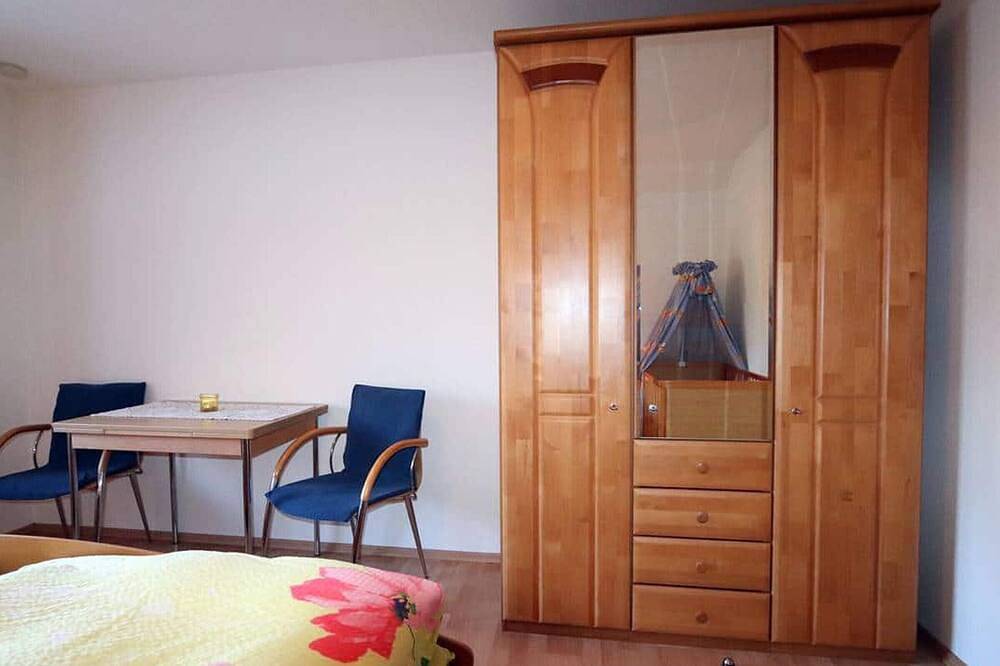 Apartamento inteiro, Apartamento 'Ferienwohnung Blütenzauber' com Terraço Privado, Jardim Partilhado e Wi-Fi in Durbach, Central Black Forest