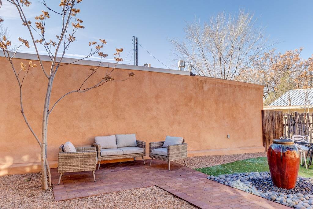 Sun-Drenched Luxury Home 5 Min. Walk to Plaza - Private Backyard - Fireplace in Santa Fe, Santa Fe County