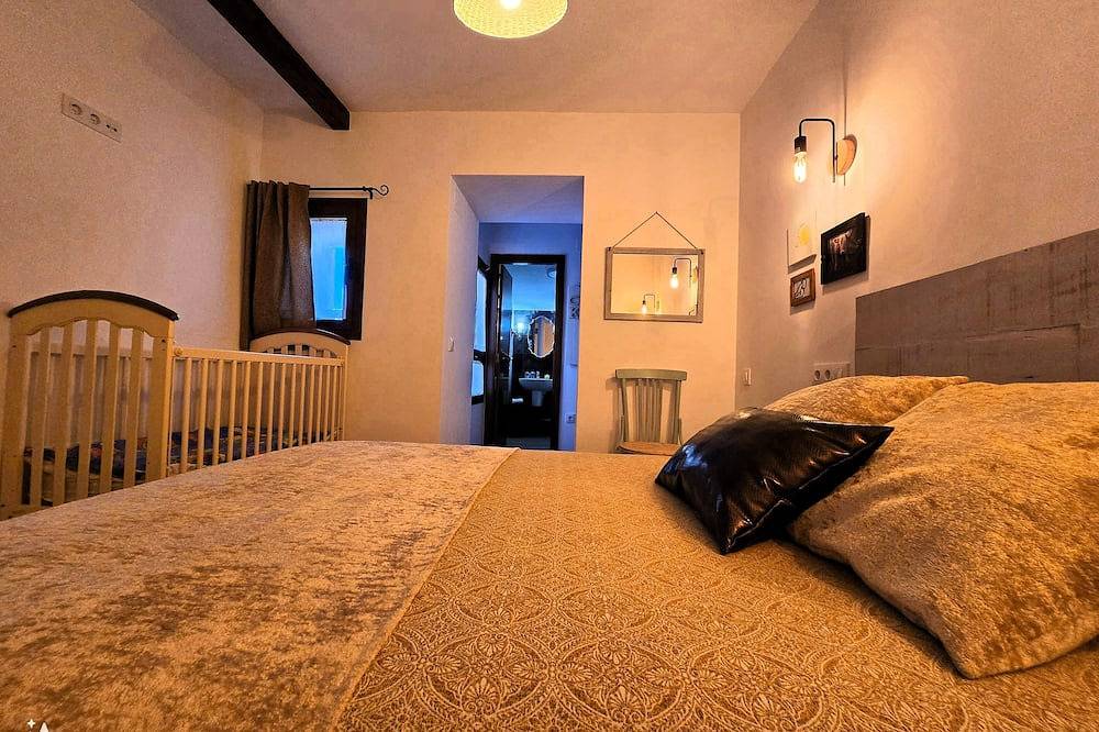 1h from Madrid wifi, bbc Private bathroom in Bedrooms Entre Acebedas rural house in Revenga, Segovia