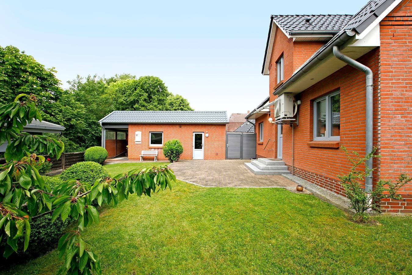 'Ferienhaus Siegfried' mit gemeinsamer Terrasse, Garten und Wi-Fi in Niebüll, Nordseeküste