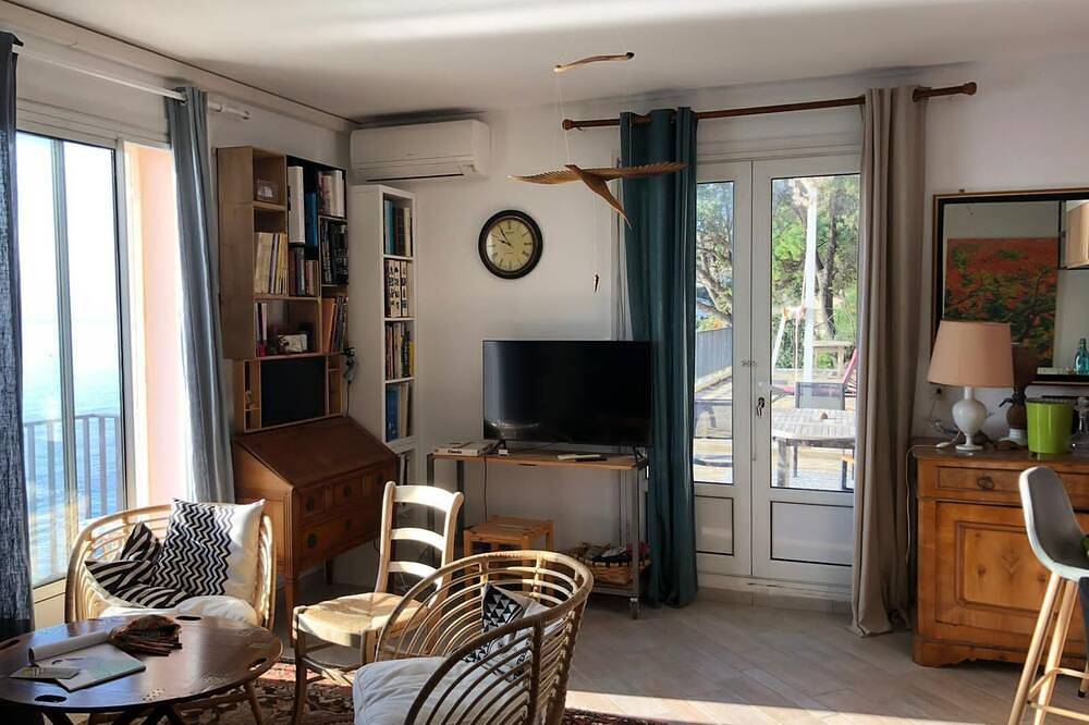 Apartamento entero, A large terrace overlooking the sea in Erbalunga, Brando