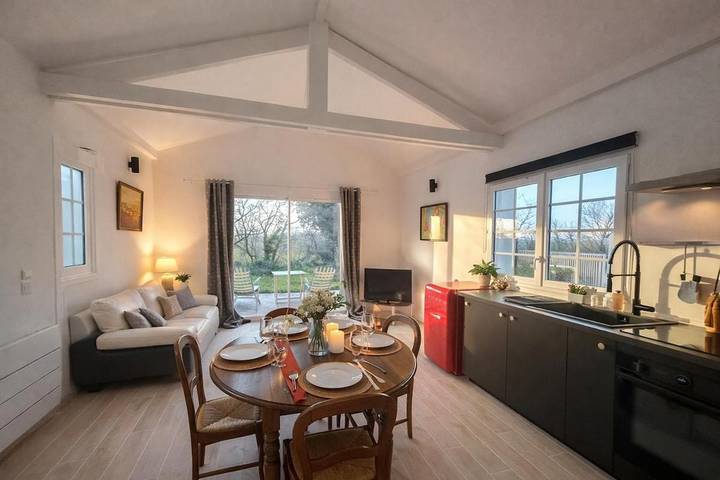 Location de vacances pour 2 personnes, avec terrasse ainsi que piscine et jardin à Villette-d'Anthon - 2