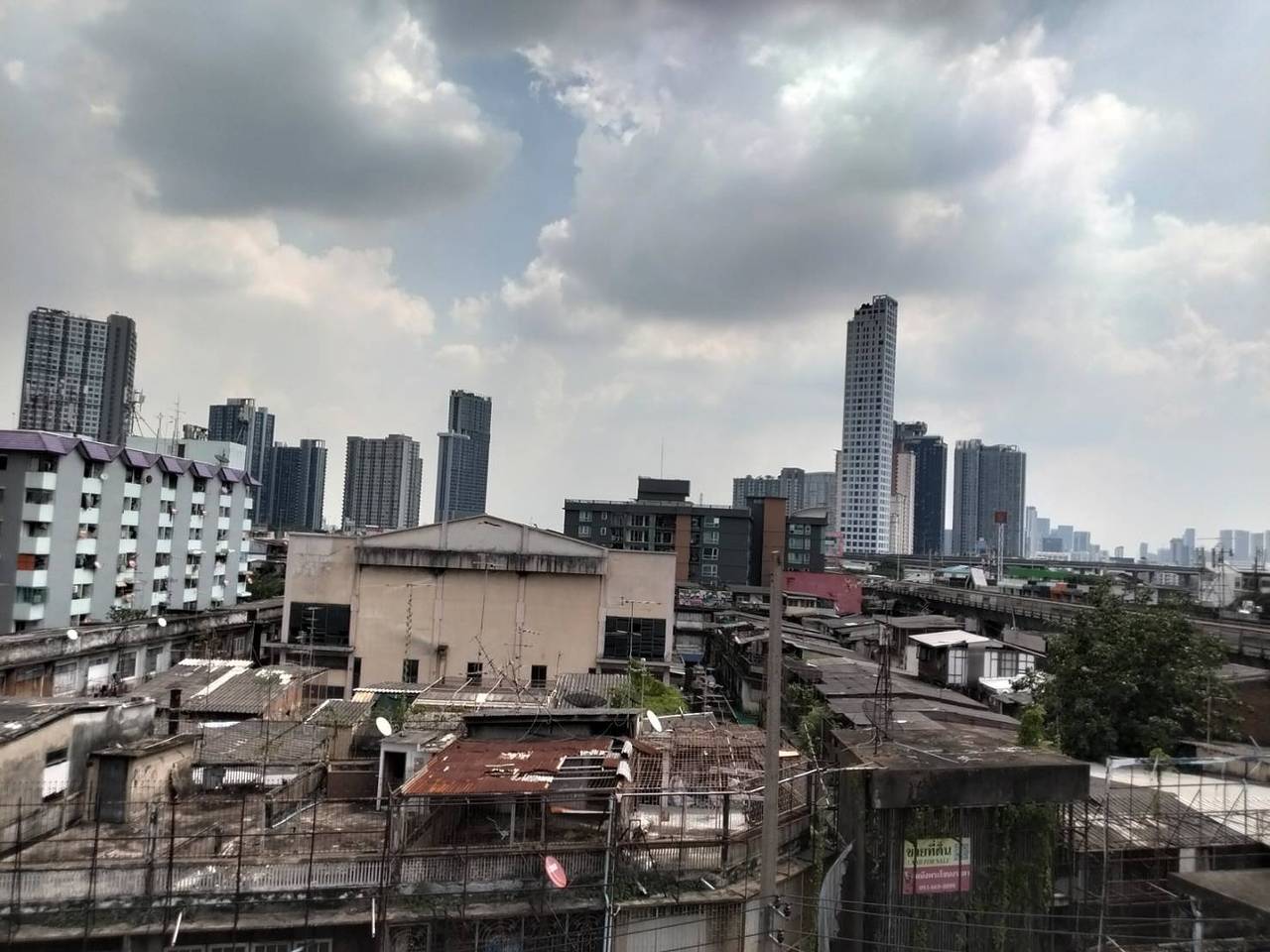 Una casa fantástica junto al mercado de alimentos del distrito W in Watthana District, Bangkok
