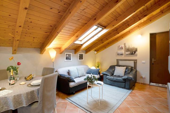 Apartamento inteiro, Apartamento 'Mansarda Margherita' com Vista de Montanha & Wi-Fi in Gozzano, Novara (província)