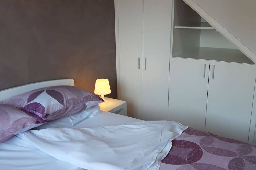 For Families - Spacious 4-bedroom vacation house with pool, close to the sea! in Mareda, Regio Umag