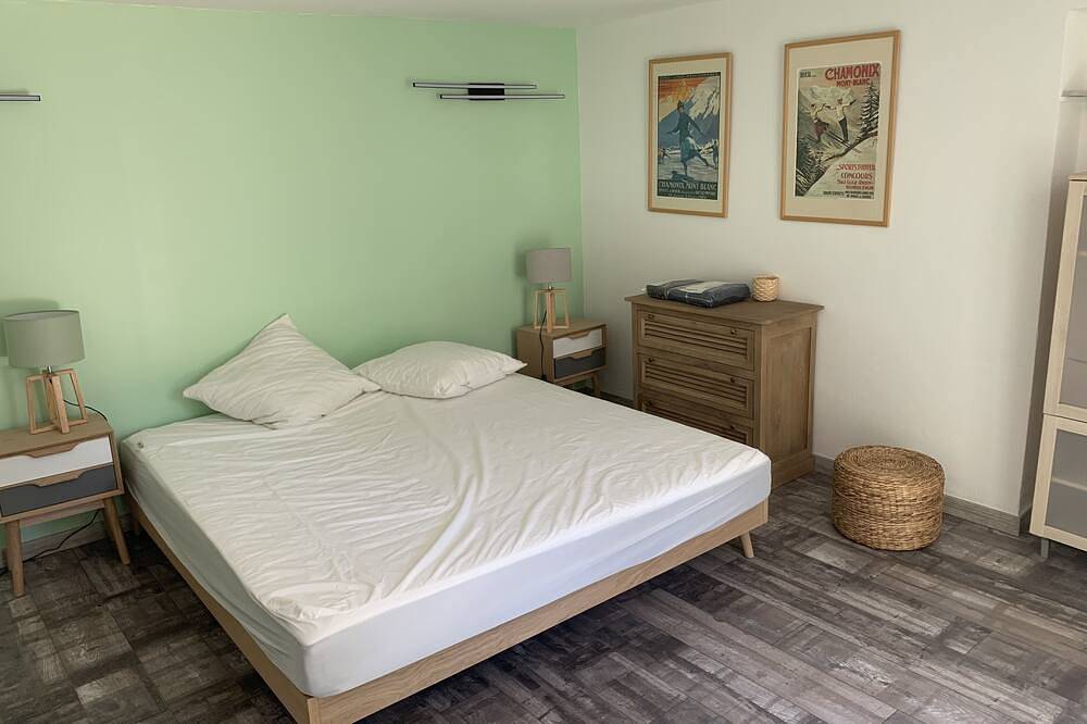 18 m² self-contained room in a pine-filled villa in Antibes, Cannes region