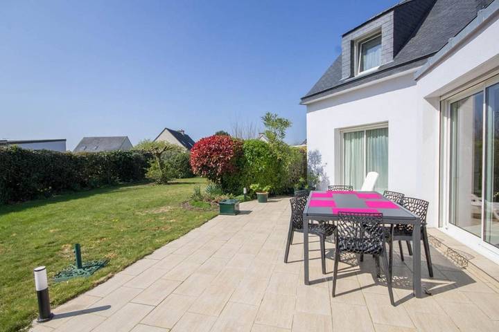 Location de vacances pour 4 personnes, avec terrasse ainsi que vue et jardin à Plescop - 2